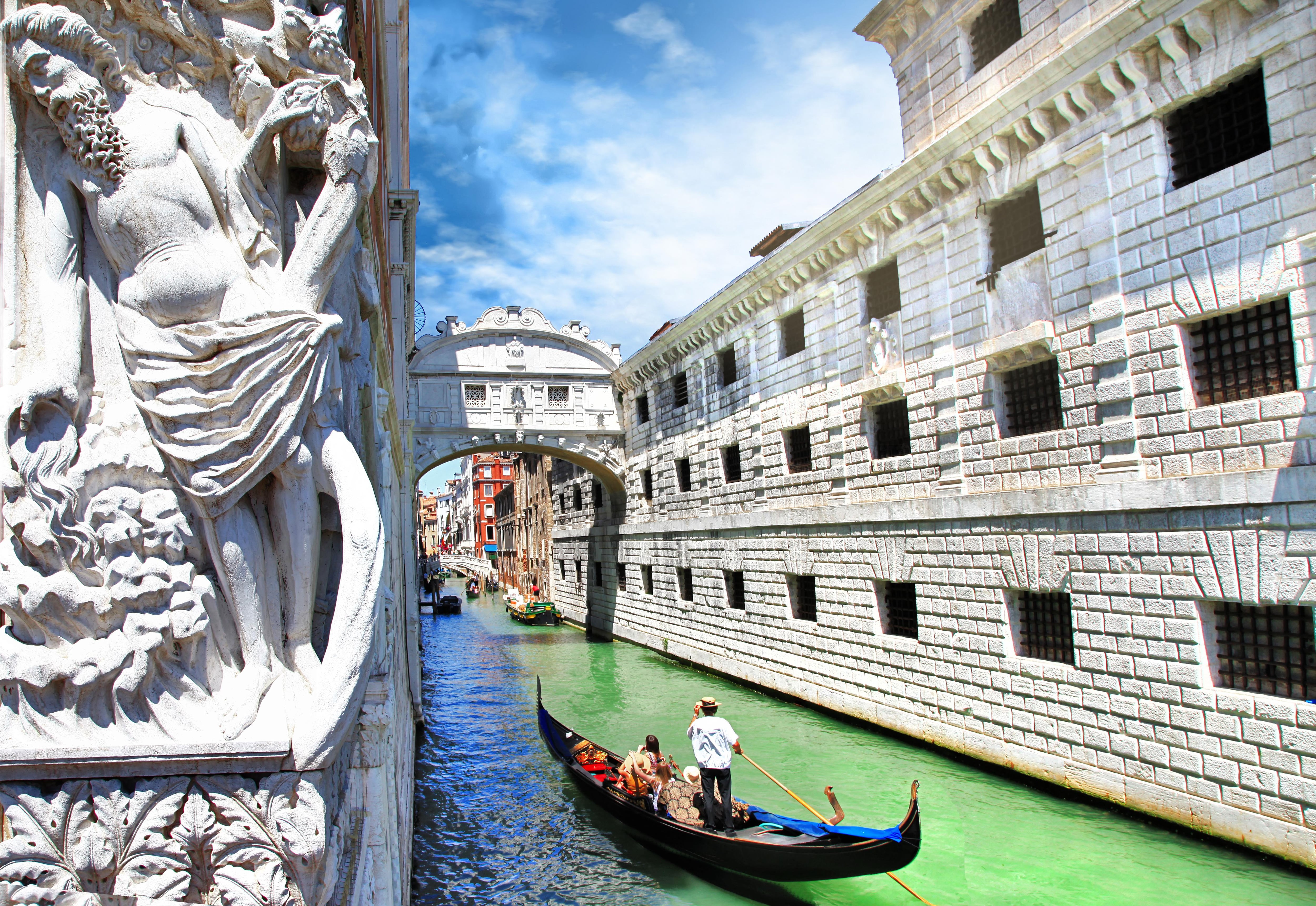 Puente de los suspiros (Italia). Ubicado en Venecia, muy cerca a la Plaza San Marcos, es uno de los lugares más visitados por los turistas. (Foto: Shutterstock)