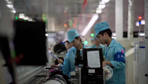 Se ha reabierto en China el debate sobre la explotación en un sector cuyos líderes defienden con orgullo los interminables horarios laborales. Foto referencial: archivo AFP/ Nicolas ASFOURI