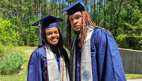 SaNayah (hija) y Marvin (padre) se graduaron de la universidad a la misma hora. (Imagen: Tidewater Community College)