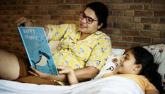 La lectura es un hábito que debemos cultivarles desde niños, para que de adultos forme parte de su día a día. (Foto: Shutterstock)