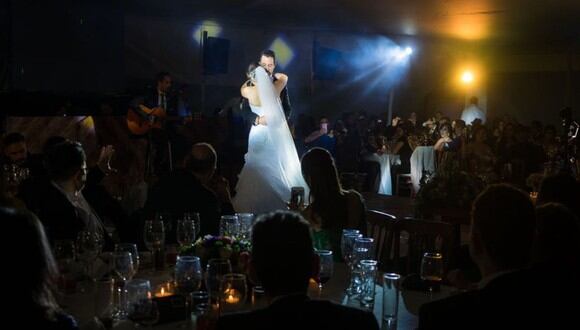 Una pareja de esposos bailando el día de su boda. | FOTO: Becerra Govea / Pexels