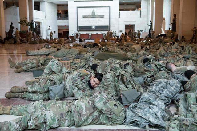 Miembros de la Guardia Nacional de Estados Unidos descansando en el Capitolio en Washington, DC. (Foto: AFP)