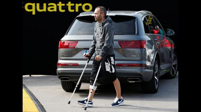 Barcelona: Andrés Iniesta reapareció con muletas tras lesión - 1