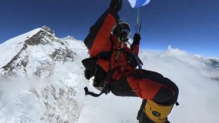 Monte Everest: parapentista se lanza desde la cima por primera vez de forma legal