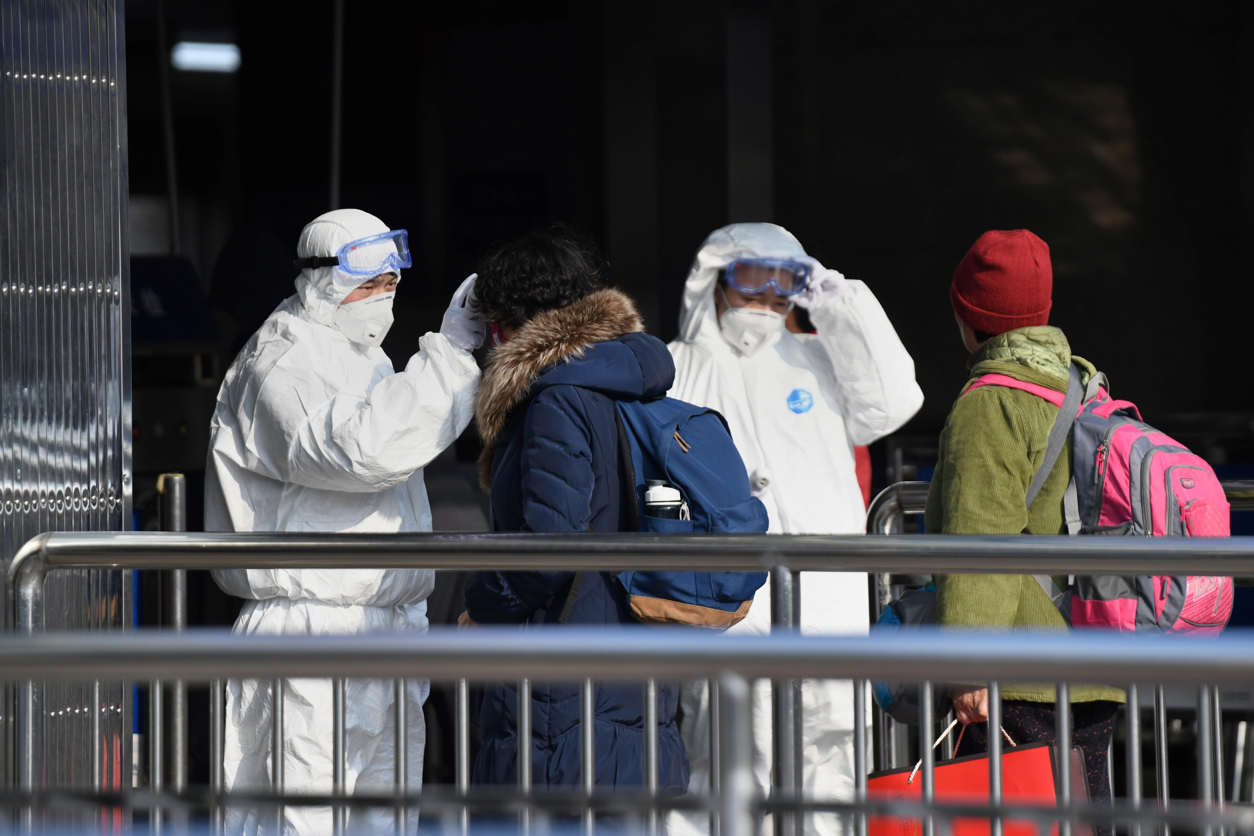 Las autoridades chinas cancelaron la salida de Wuhan de autobuses, trenes, metros y ferris, con la intención de evitar la propagación del coronavirus. (Foto: Noel Celis / AFP)