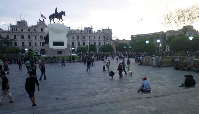 Manifestantes se concentraron en la plaza San Martín y fueron impedidos de salir por las calles del Cercado de Lima por la Policía que arrojó gas lacrimógeno. (Foto: Daniel Bedoya / El Comercio)