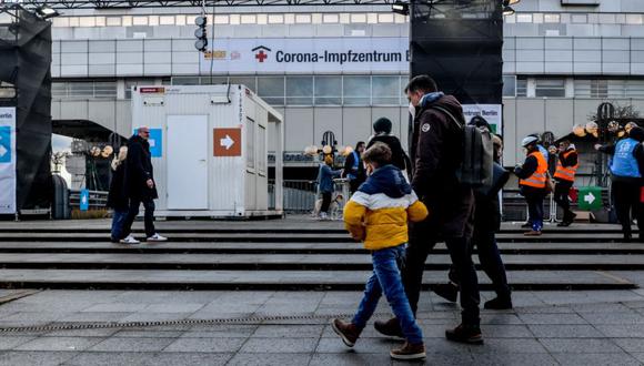 Un hombre con un niño llega al centro de vacunación Berlin Messe en Berlín, Alemania, el 16 de diciembre de 2021. La campaña de vacunación Covid-19 para niños de entre 5 y 12 años comenzó en el país. (Foto: EFE / EPA / FILIP SINGER).