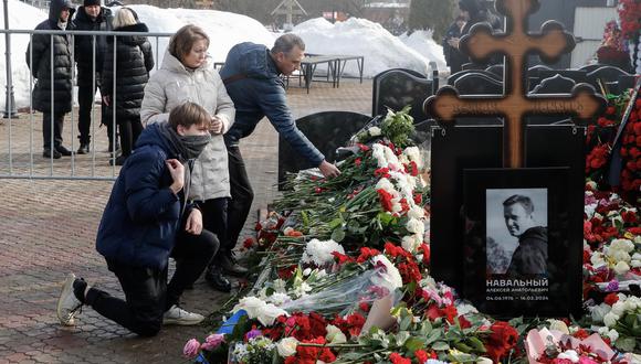 La gente presenta sus respetos al fallecido líder de la oposición rusa Alexei Navalny cerca de su tumba un día después de su funeral en el cementerio de Borisovskoye, en las afueras de Moscú, Rusia, 02 de marzo de 2024. EFE/EPA/MAXIM SHIPENKOV