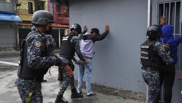 Autoridades venezolanas informaron el sábado que 22 “delincuentes” y cuatro agentes de seguridad fallecieron tras casi dos días de enfrentamientos. Maduro no precisó si los 10 “paramilitares” entren en esta cifra. (Foto: Yuri CORTEZ / AFP)