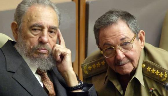 Fidel Castro (izq.) y su hermano Ra&uacute;l, quien asumi&oacute; la presidencia de Cuba luego de que &eacute;l cayera enfermo en el 2006. (Foto: Reuters)