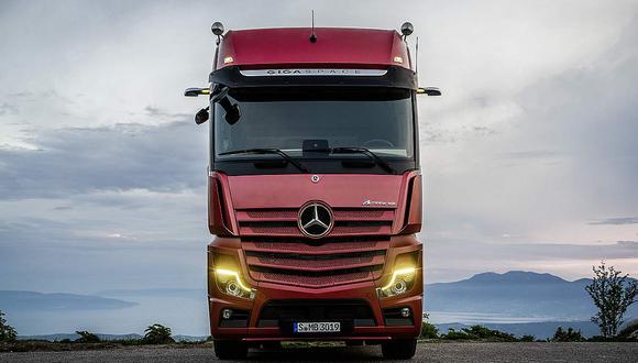 Entre las demás novedades que destacan del Actros están: encendido y apagado por botón, panel de instrumentos y tablero completamente digitales. (Foto: Difusión)