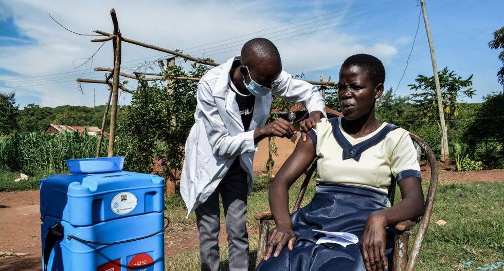 Esta foto de mayo de este año muestra a un trabajador sanitario inyectando la vacuna contra el coronavirus COVID-19 de Oxford-AstraZeneca a una mujer en Siaya, Kenia. (Foto: AFP)