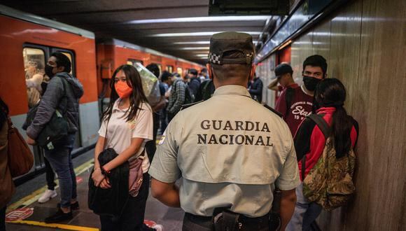 Un miembro de la Guardia Nacional patrulla en la estación del metro Bellas Artes en la ciudad de México, el 12 de enero de 2023. (Foto de NICOLAS ASFOURI / AFP)