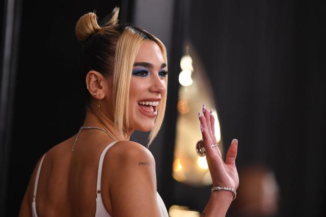 Dua Lipa en la alfombra roja de los Grammy 2020. (Foto: AFP)