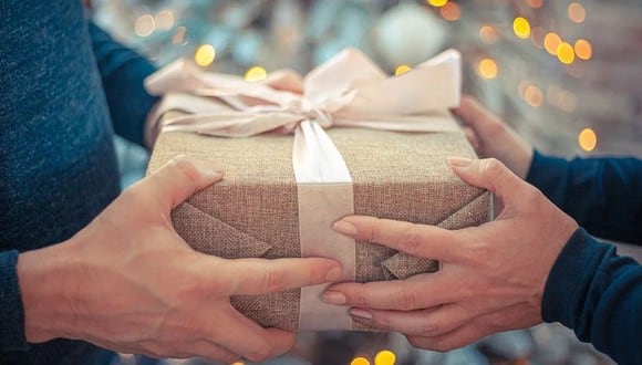 Un trabajador de limpieza pública le dejó un regalo de Navidad a un niño que todos los días le saluda cuando pasa por su casa. La historia es viral en Facebook | Foto: Pixabay / Bob_Dmyt / Referencial