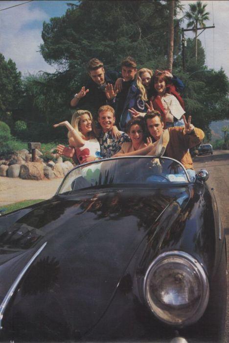 El elenco de Beverly Hills 90210 subidos en el Porsche 356 que conducía Luke Perry en la serie. (Foto: Difusión)