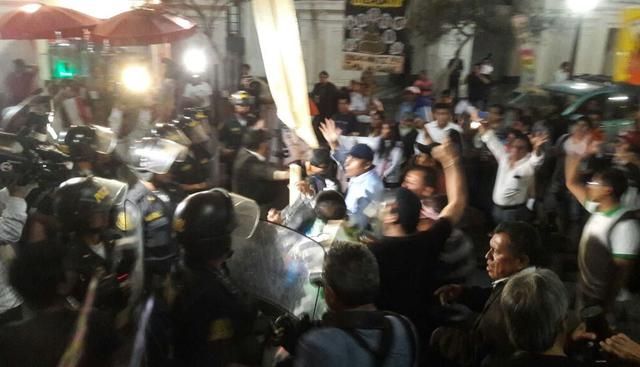 Los manifestantes se reunieron después de las 6 de la tarde y marcharon alrededor de la plaza San Martín. Cuando se disponían a regresar surgieron disturbios, por lo que los agentes tuvieron que dispersarlos. (Juan Pablo León/El Comercio)