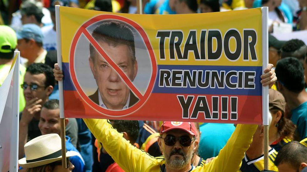 En Colombia, conmocionada por una avalancha que dej&oacute; m&aacute;s de una centena de muertos, miles de personas marcharon en contra del gobierno del presidente Juan Manuel Santos. (Foto: AFP)
