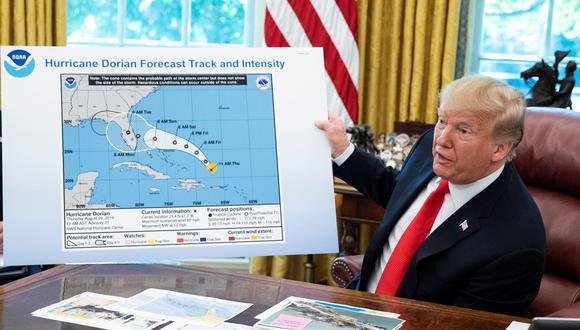 Donald Trump presentó en el Salón Oval de la Casa Blanca un mapa del Centro Nacional de Huracanes (NHC) en el que se representaba la trayectoria que debía tomar inicialmente el devastador huracán Dorian. (EFE).