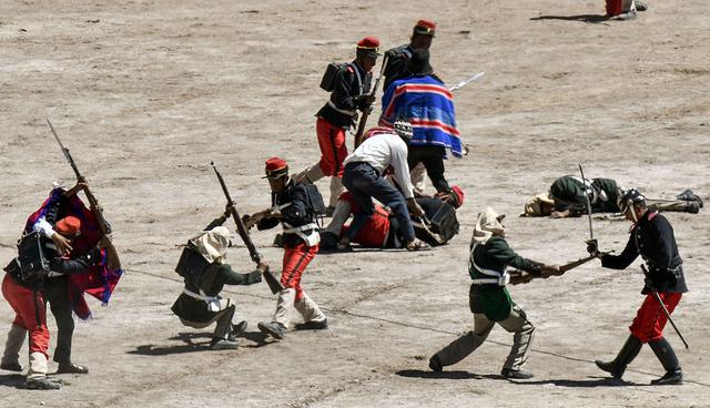 Bolivian soldiers reenact 1879 Battle of Canchas Blancas in which Bolivian troops defeated the Chilean during the four-year Pacific War in which the country finally lost its access to the sea, in the municipality of Colcha K in southwestern Bolivia, on March 28, 2018. Bolivia reenacted the battle on the last day of Chilean hearings at the UN's top court, the International Court of Justice at the Hague, over their dispute on Pacific Ocean access after Bolivia appealed urging UN judges to rule that Chile has a legal obligation to enter into negotiations to end the row.? / AFP / Aizar RALDES