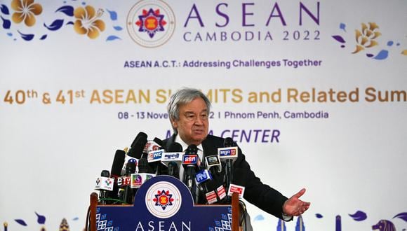 El Secretario General de las Naciones Unidas, Antonio Guterres, habla en una conferencia de prensa durante la Cumbre de la Asociación de Naciones del Sudeste Asiático (ASEAN) en Phnom Penh el 12 de noviembre de 2022. (Foto de TANG CHHIN SOTHY / AFP)
