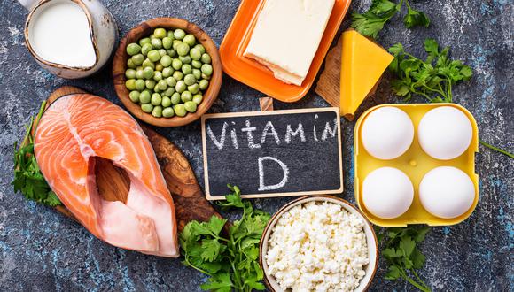 La vitamina D se puede obtener a través de, además de la exposición al sol, múltiples alimentos.