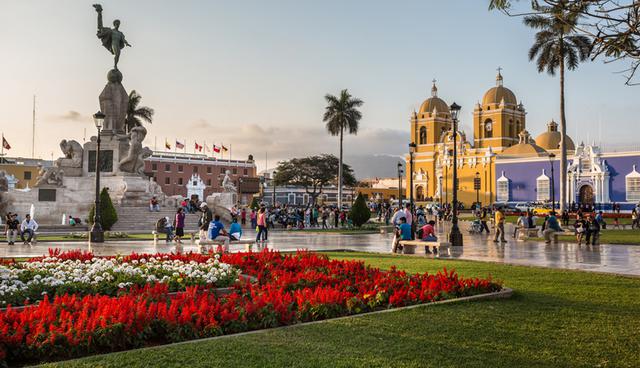 Plaza de Armas de Trujillo. Es el principal escenario histórico de la ciudad. Está rodeada por el Palacio municipal, la Catedral de Trujillo, el Arzobispado, entre otros importantes edificios. (Foto: Shutterstock)