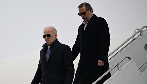 El presidente de los Estados Unidos, Joe Biden, con su hijo Hunter Biden. (Foto de ANDREW CABALLERO-REYNOLDS / AFP)