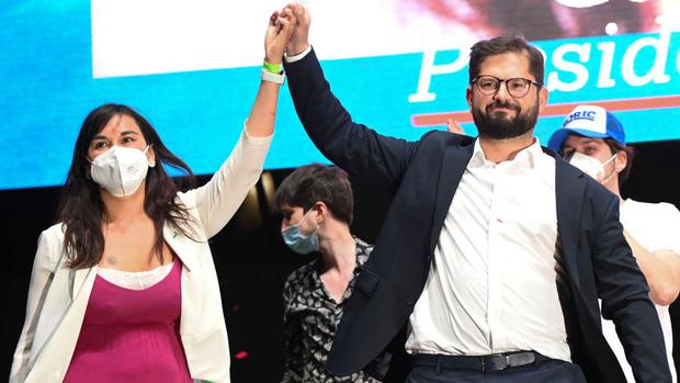 Gabriel Boric celebrating with his campaign manager.  (GETTY IMAGES).