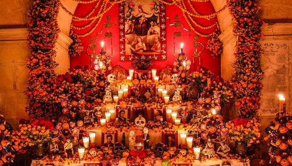 Con frutas, adornos de calaveras, velas, fotos y flores (cresta de gallo, damasquina) se arman los altares mexicanos.