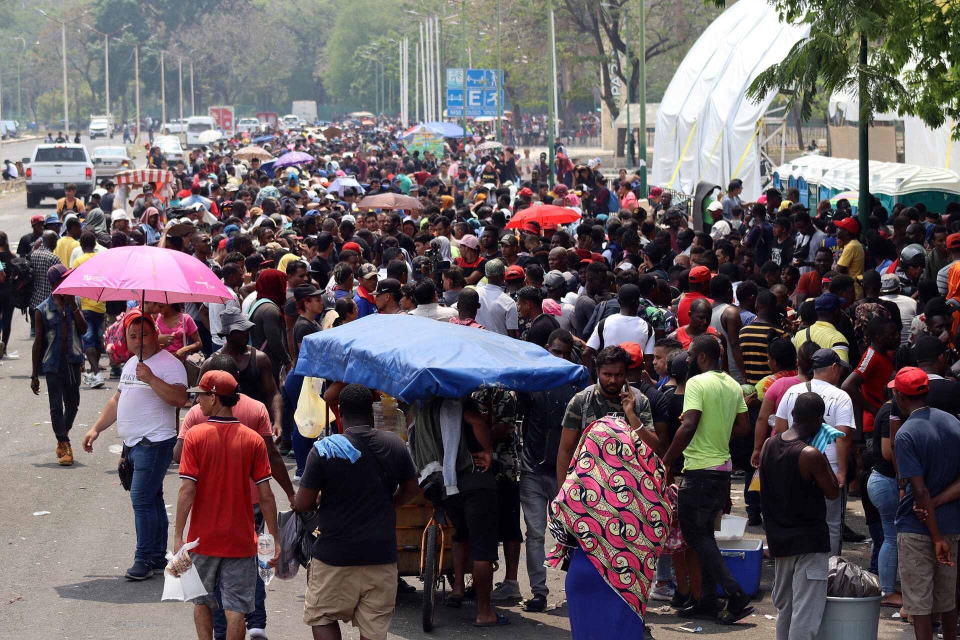 Migrants line up to process their papers in Tapachula, Mexico.  A new wave of nearly 5,000 migrants from various countries arrived in Chiapas this Monday, May 8, 2023.  (EFE/Juan Manuel Blanco).