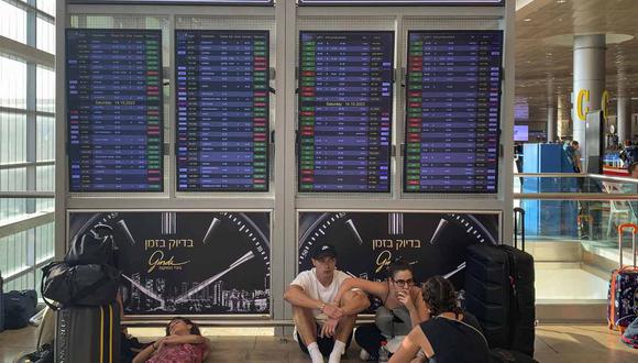 Más 170 argentinos acudieron este viernes al aeropuerto israelí de Ben Gurión para abordar dos vuelos de evacuación gestionados por el Gobierno de ese país ante la continuación de las hostilidades entre el Ejército de Israel y las milicias palestinas de la Franja de Gaza. Foto: Pablo Duer / EFE