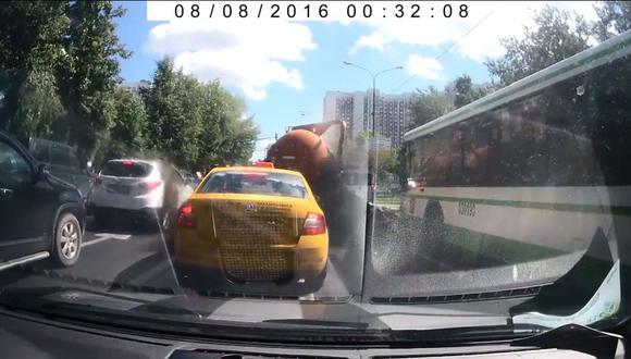 Insólito: Camión explota y llena de heces su alrededor [VIDEO]