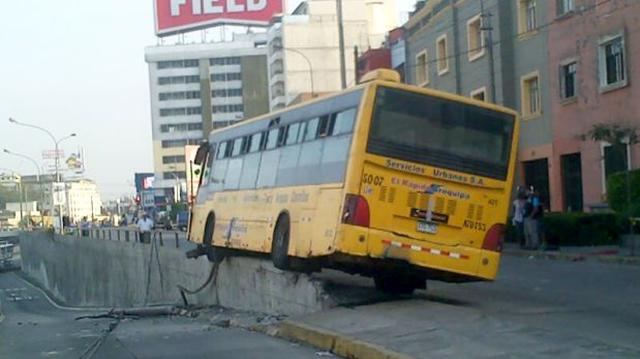 Bus se empotró en rampa de la Vía Expresa en Miraflores - 2
