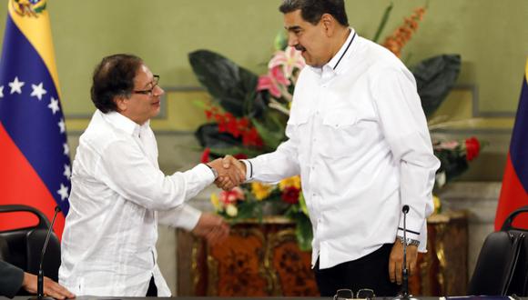 El presidente de Venezuela, Nicolás Maduro (der), y el presidente de Colombia, Gustavo Petro, se dan la mano después de una reunión en el Palacio Presidencial de Miraflores, en Caracas, el 18 de noviembre de 2023. (Foto de Pedro Rances Mattey / AFP).