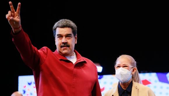 Nicolás Maduro gesticulando junto a la Primera Dama, Cilia Flores, durante una reunión con miembros del Partido Socialista Unido de Venezuela (PSUV) en Caracas, el 8 de agosto de 2022. (Foto de la Presidencia de Venezuela / AFP)