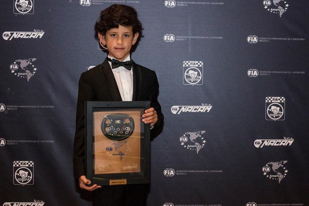 Mariano muestra el trofeo que recibió en la reciente premiación de los FIA Awards en Panamá.