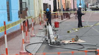 Barrios Altos: poste se desploma tras ser impactado por vehículo | VIDEO