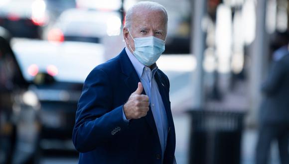 Joe Biden, candidato presidencial demócrata, llega al Queen Theatre donde grabará videos el 7 de octubre de 2020, en Wilmington, Delaware. (Foto de Brendan Smialowski / AFP).