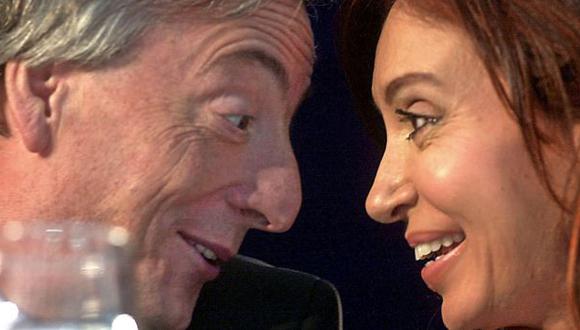 N&eacute;stor Kirchner y su esposa Cristina Fern&aacute;ndez en una imagen del 22 de julio del 2005. (AFP).