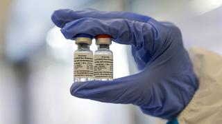 Rusia dice que sus médicos serán vacunados en dos semanas y rechaza advertencias