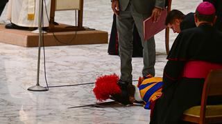 Un guardia suizo se desmaya en plena audiencia del papa Francisco
