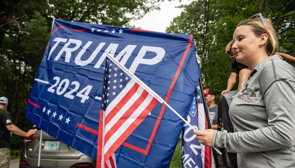 Los partidarios del expresidente estadounidense Donald Trump se manifiestan frente a un ayuntamiento. (Foto: Joseph Prezioso / AFP )