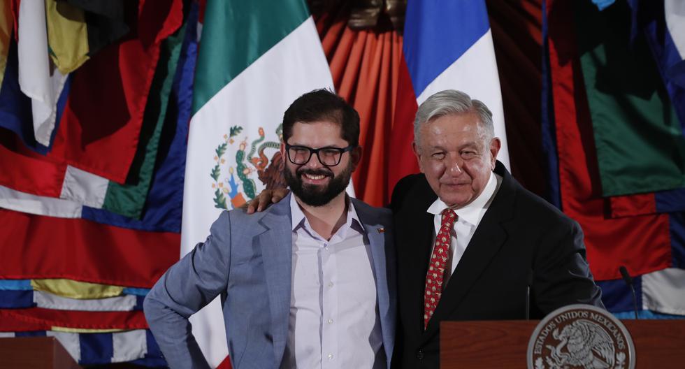 El presidente de México, Andrés Manuel López Obrador (AMLO), y su homólogo de Chile, Gabriel Boric, posan durante una rueda de prensa conjunta en el Palacio Nacional de la Ciudad de México. (EFE/Mario Guzmán).