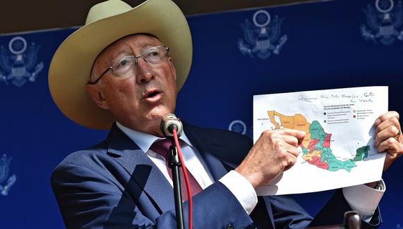 El embajador de Estados Unidos en México, Ken Salazar, muestra el mapa de México mientras habla durante una conferencia de prensa en su residencia en la Ciudad de México el 18 de agosto de 2022. (Foto de Rodrigo ARANGUA / AFP)