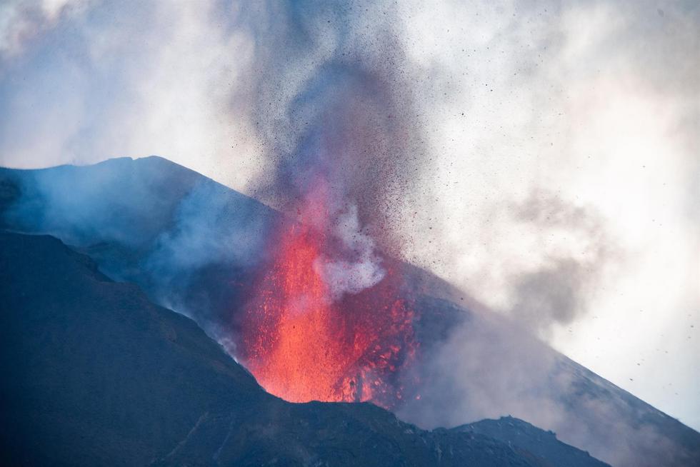 Imagen del volcán de Cumbre Vieja en La Palma a primera hora de la tarde de este martes. (EFE/Miguel Calero).