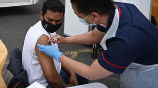 Inglaterra comienza el martes a vacunar a los menores de 30 años contra el COVID-19
