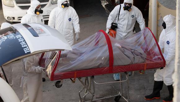 Trabajadores de una funeraria trasladan el cadáver de una víctima de coronavirus en Ciudad Juárez, México, 7 de abril de 2020. Foto: REUTERS / Jose Luis Gonzalez