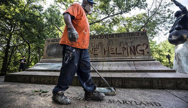 JJL06 BALTIMORE (ESTADOS UNIDOS), 16/08/2017.- Un trabajador limpia un grafiti de la base del Monumento de Robert E. Lee y Stonewall Jackson, una de las estatuas que conmemoraba la Època de la ConfederaciÛn despuÈs de que unos trabajadores quitaran la estatua durante la noche en el parque Wyman, en Maryland, Estados Unidos, hoy, 16 de agosto de 2017. Seg˙n la alcaldesa de Baltimore, Catherine Pugh, se quitaron otras tres estatutas de la ciudad con motivo de la violencia ocurrida en Charlottesville, en Virginia. EFE/Jim Lo Scalzo