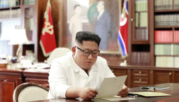 Foto publicada por la KCNA el 23 de junio de 2019 muestra al líder norcoreano Kim Jong Un leyendo una carta personal del presidente de los Estados Unidos, Donald Trump. (Foto: AFP)